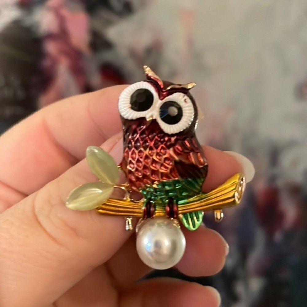 MACY’S owl 🦉 Brooch stunning colors